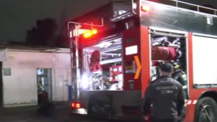 Bomberos se movilizan por incendio en una casa en alcaldía Azcapotzalco