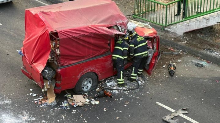 Aparatoso choque deja a conductor prensado y a otra persona herida en Periférico Sur