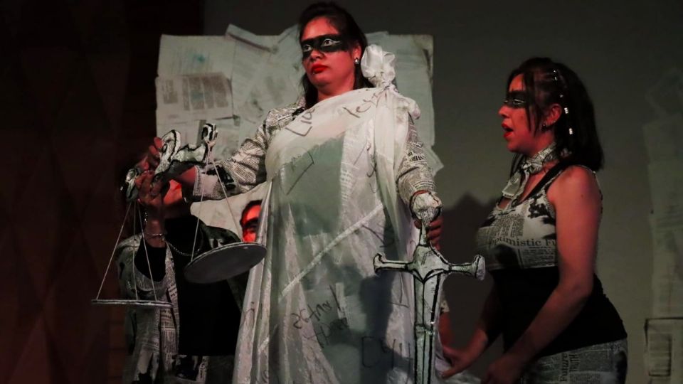 Rebeca Aladro acerca labor de juzgadores con puesta teatral del Poder Judicial; develan placa por 100 representaciones