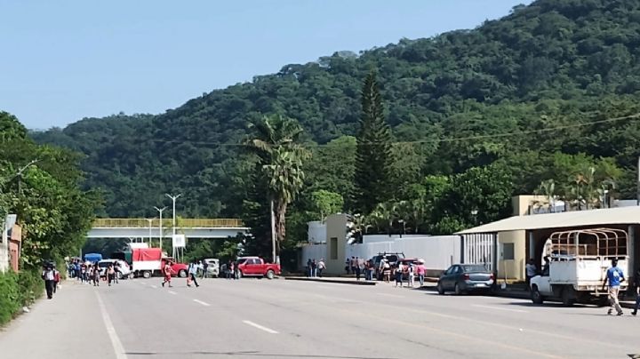 Bloquean las Tres Huastecas en Huejutla