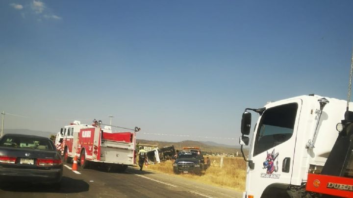 Carretera Pachuca-Sahagún: combi vs camioneta chocan y la primera termina volcada