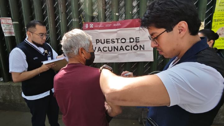 Refuerzan vacunación contra sarampión en la CDMX con módulo en La Raza