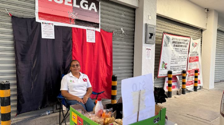 Empleados del Nacional Monte de Piedad venden dulces para subsistir la huelga