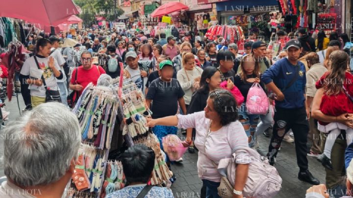 Chilangos abarrotan el Centro Histórico entre rebatingas, alzas de precios y prisas navideñas