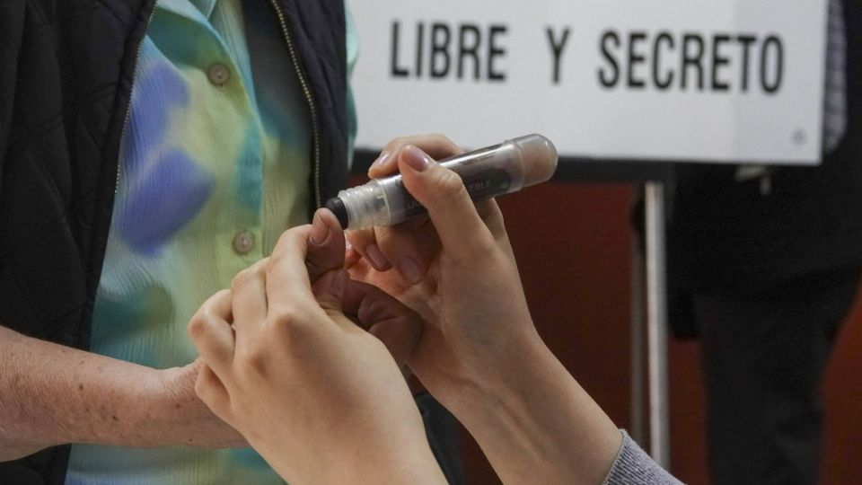 La presidenta explicó que no es necesaria la Ley Esposa, pues el INE cuenta con una normatividad que obliga a los partidos políticos a presentar candidaturas con base a la paridad de género