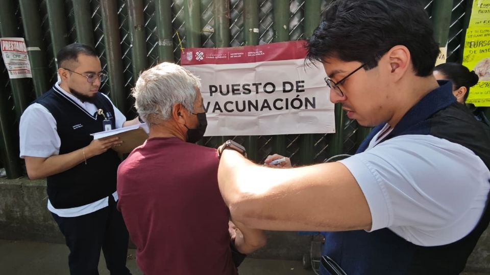 En el módulo de vacunación localizado en La Raza se aplican reactivos contra sarampión y neumococo