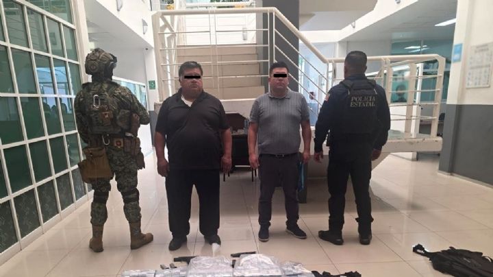 Detienen a dos hombres en Lomas Verdes con 37 millones de pesos y armas