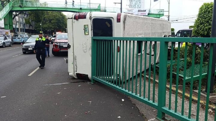 Microbús vuelca tras chocar contra 5 autos al intentar darse a la fuga en Coyoacán; hay 7 heridos