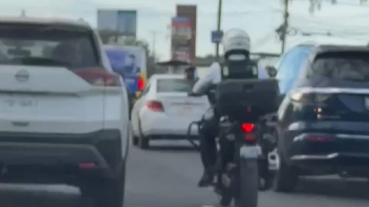 Captan a oficial de policía "filtrando" entre carriles en León