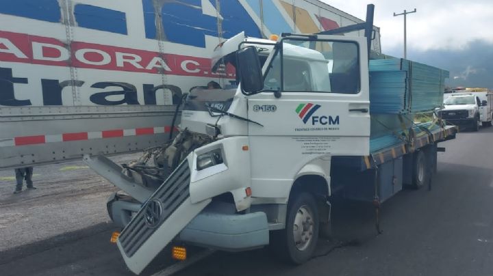 Camioneta choca contra tractocamión en la autopista Puebla-Orizaba