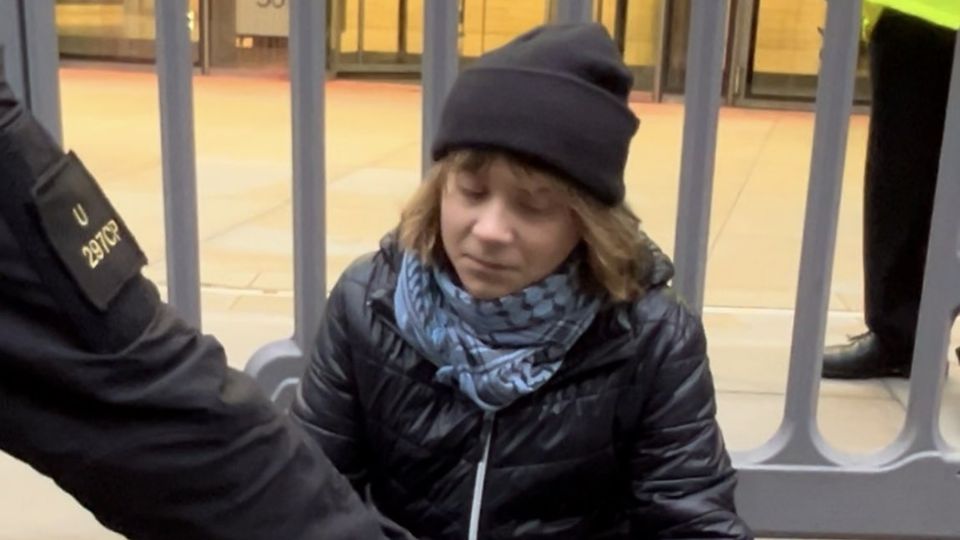 Thunberg fue arrestada durante un acto de protesta convocado ante el edificio de Aspen Insurance, aseguradora de la empresa de armas Elbit Systems, vinculada a Israel.
