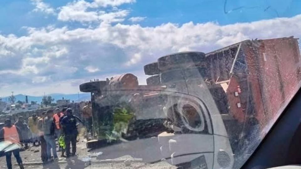 Cuerpos de auxilio laboran en el lugar, policías abanderan el sitio del percance