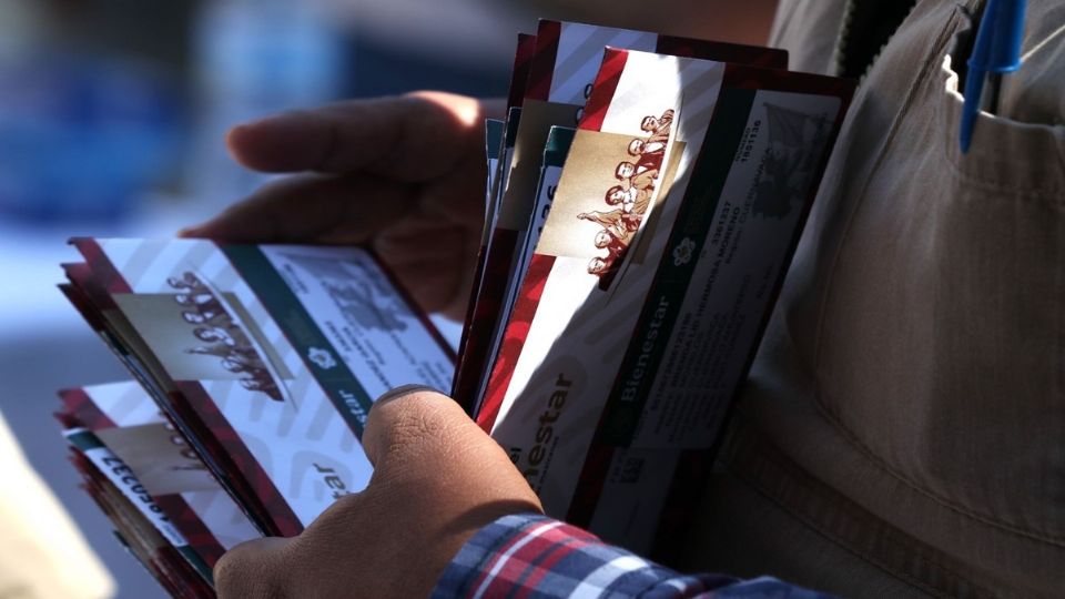 Tarjetas del Bienestar a punto de ser entregadas a las y los beneficiarios para que cobren sus ayudas económicas