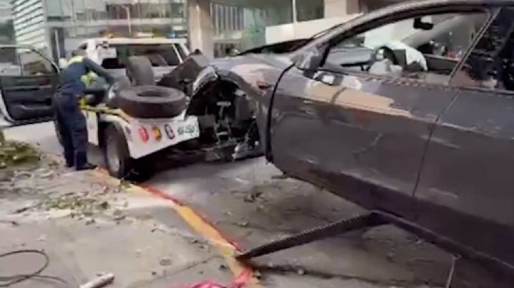 Auto de lujo choca y tira poste en Polanco; conductor está detenido