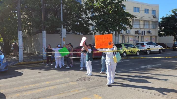 Trabajadores del Hospital Regional de Veracruz protestan por bono de Navidad