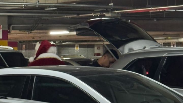 Captan a Santa Claus haciendo compras de último momento en Plaza Mayor