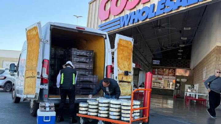 Un señor de Costco compró 180 pasteles; les tapó el precio y se los llevó en esta camioneta