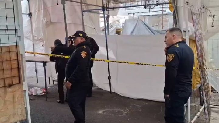 Hallan cuerpo sin vida encobijado y con signos de violencia en puestos de Tepito