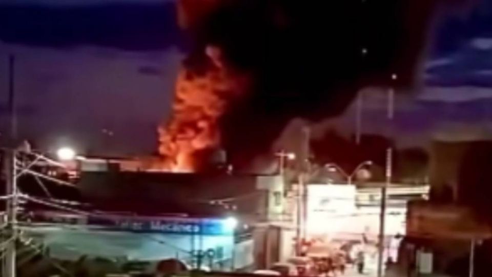 La recicladora fue consumida por el fuego.