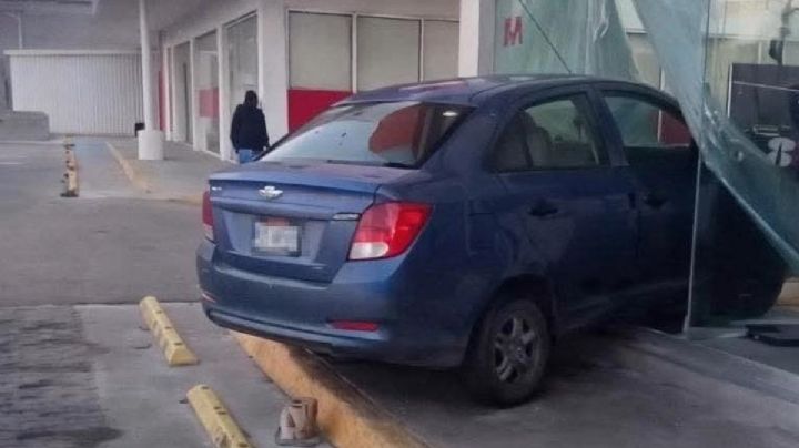 Conductor se mete con todo y auto a cajero en plaza de Mineral de la Reforma