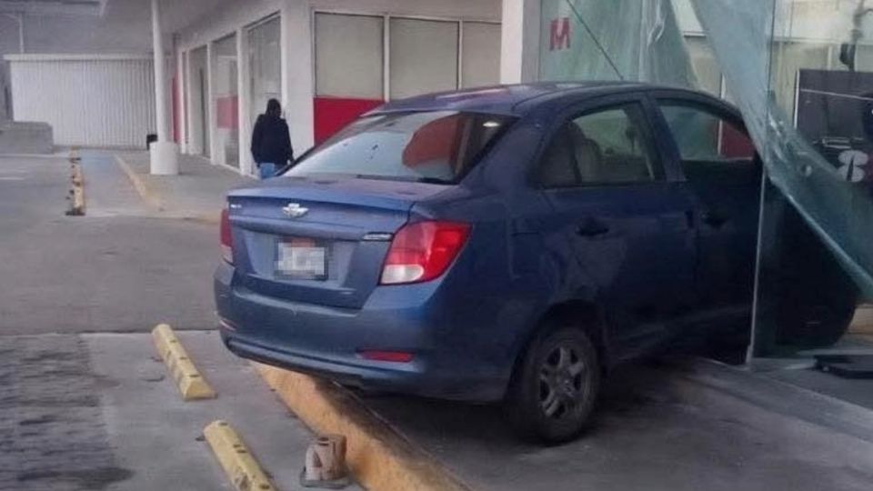 Presuntamente aprendía a manejar y perdió el control del volante causando daños materiales