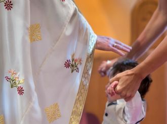Sacerdote ofrece protección y apoyo a 26 niños ante la deportación de sus padres