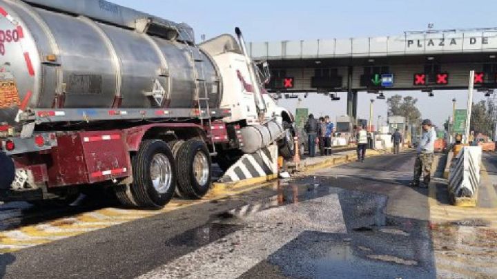 Pipa de diésel choca en la México–Querétaro; hay cierres en la caseta de cobro