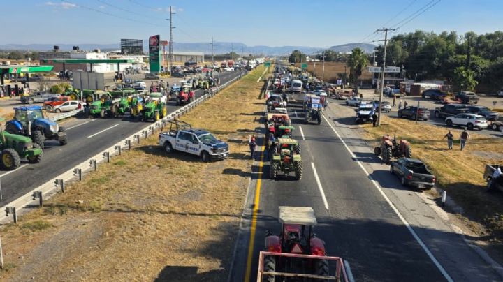 Bloquean campesinos 4 carreteras: Irapuato, San Luis de la Paz, San Felipe y Apaseo el Grande