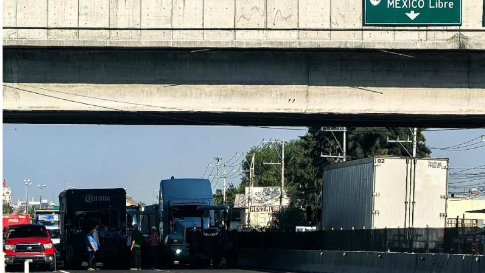 Sólo por una horas fueron cerrados los dos sentidos de la carretera Apaseo el Grande-Celaya.