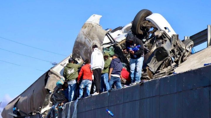 Se desata la rapiña tras volcadura de tráiler en distribuidor vial Buenavista en Querétaro