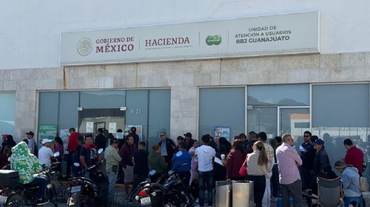 Largas filas para pagar refrendo el último día de condonación de multas en Guanajuato