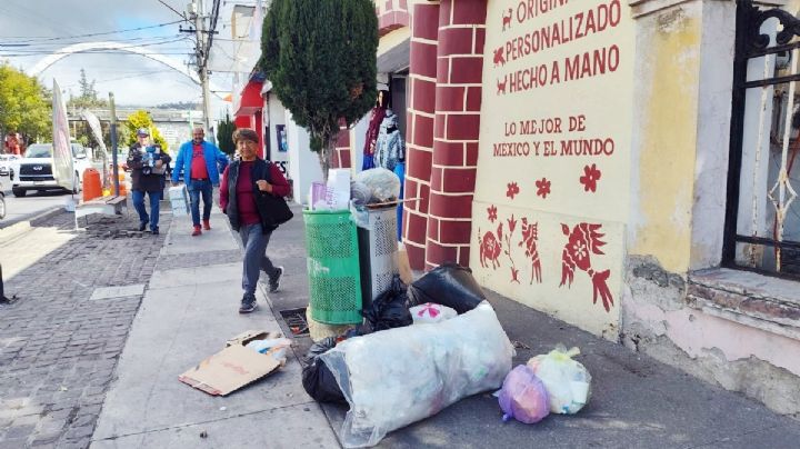 Contenedores desbordados por falta de recolección en avenida principal de Pachuca