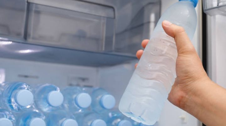 Personas que beben agua embotellada ingieren más de 90 mil microplásticos al año, según estudio