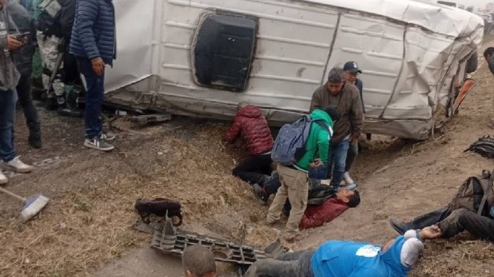 Vuelca combi de transporte público en Circuito Exterior Mexiquense; hay 12 pasajeros heridos