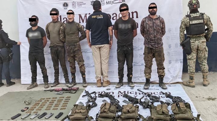 Fuerzas federales y estatales detienen a nueve personas y aseguran armamento en Michoacán