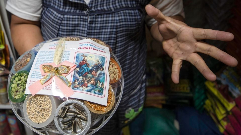 Las personas suelen llevar a cabo todo tió de rituales para atraer la buena fortuna en el inicio del año nuevo