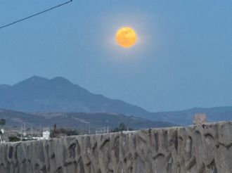 ¿Ya viste esta noche la enorme Luna en el cielo de León?