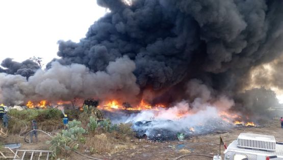 Quema de basura se sale de control y provoca fuerte incendio en Mineral de la Reforma