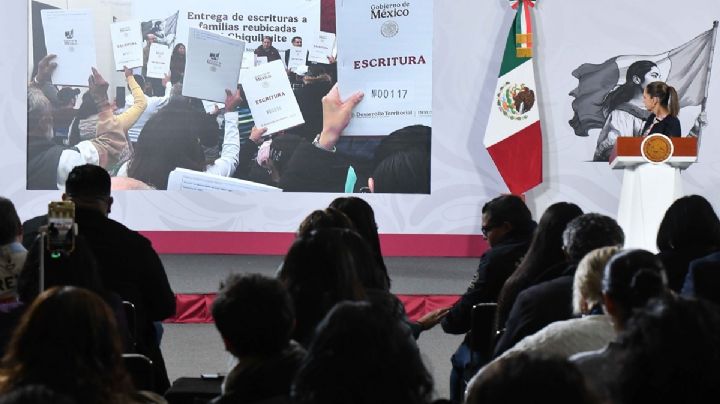 Sheinbaum entrega escrituras a 354 familias que fueron reubicadas del Chiquihuite