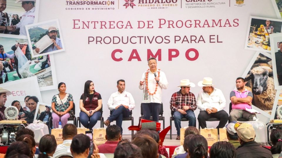 Supervisó la entrega de programas sociales a mil 178 productoras y productores de 15 municipios
de la región