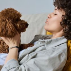 ¿Le hablas a tu perro como si entendiera todo? La psicología explica por qué lo hacemos