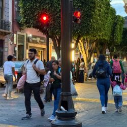En León nadie respeta el rojo peatonal: así se avientan a las calles en pleno Centro
