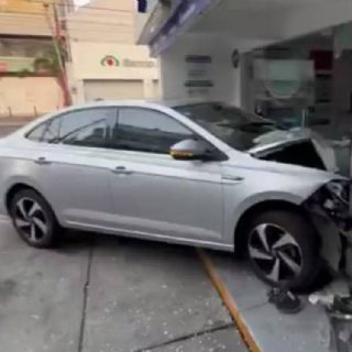 Auto se impacta contra farmacia en Coyoacán