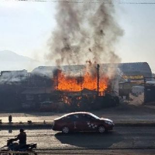 Incendio en depósito de llantas paraliza la carretera Toluca-Naucalpan