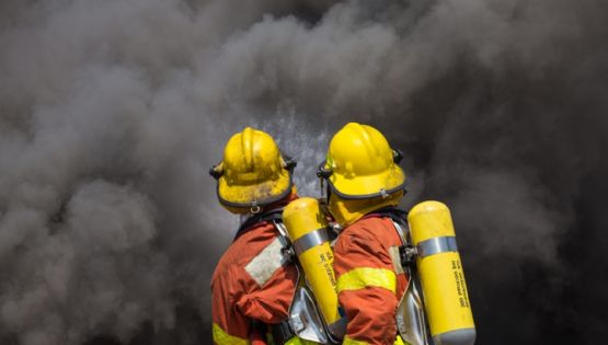 Arden dos camionetas huachicoleras en Pachuca; una estaba conectada a ductos de Pemex