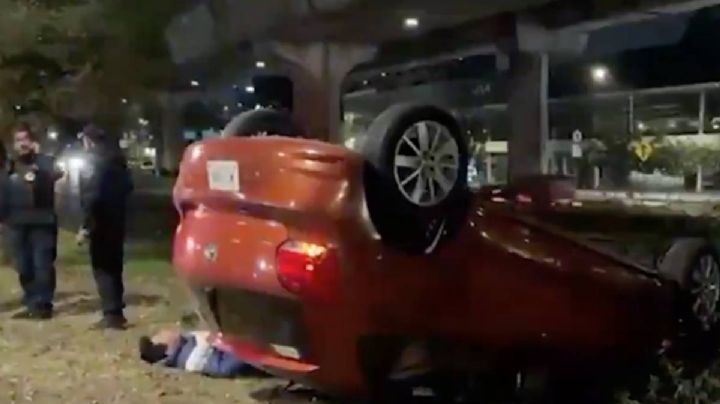 Conductor vuelca y arrasa con un árbol en Periférico Sur