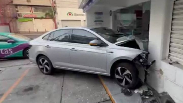 Auto se impacta contra farmacia en Coyoacán