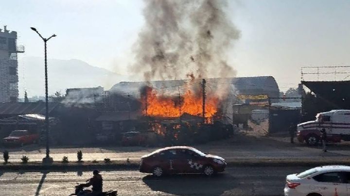 Incendio en depósito de llantas paraliza la carretera Toluca-Naucalpan