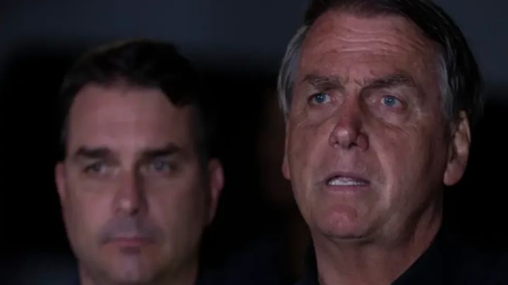 Flávio Bolsonaro se destapa como candidato presidencial mientras su padre inicia condena por intento de golpe