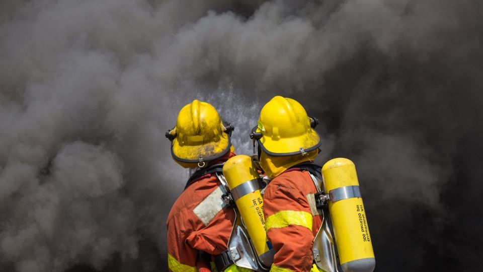 Bomberos trabajaron hasta que pudieron controlar el fuego